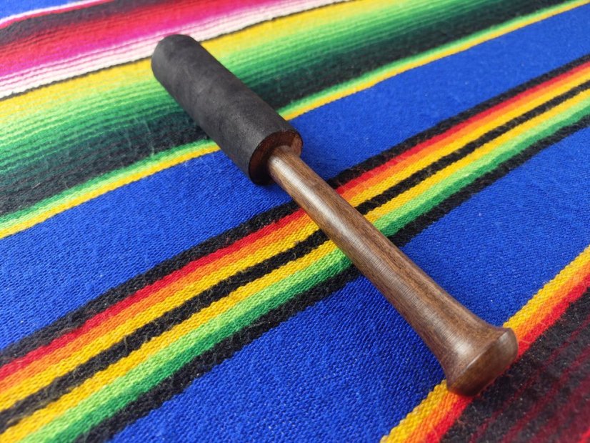 Třecí palička tenká dlouhá tmavá