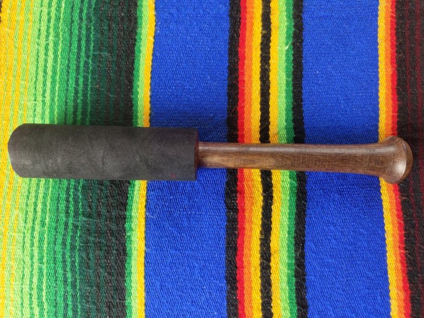 Třecí palička tenká dlouhá tmavá